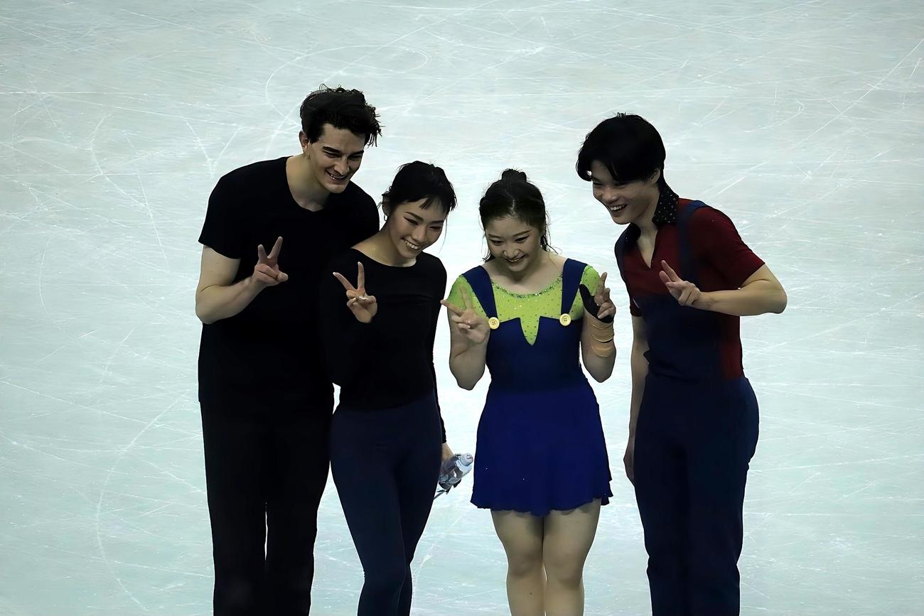 公式練習に参加した2組。左から、小松原尊、美里、田中梓沙、西山真瑚（撮影・竹本穂乃加）＝2024年1月31日、中国・上海