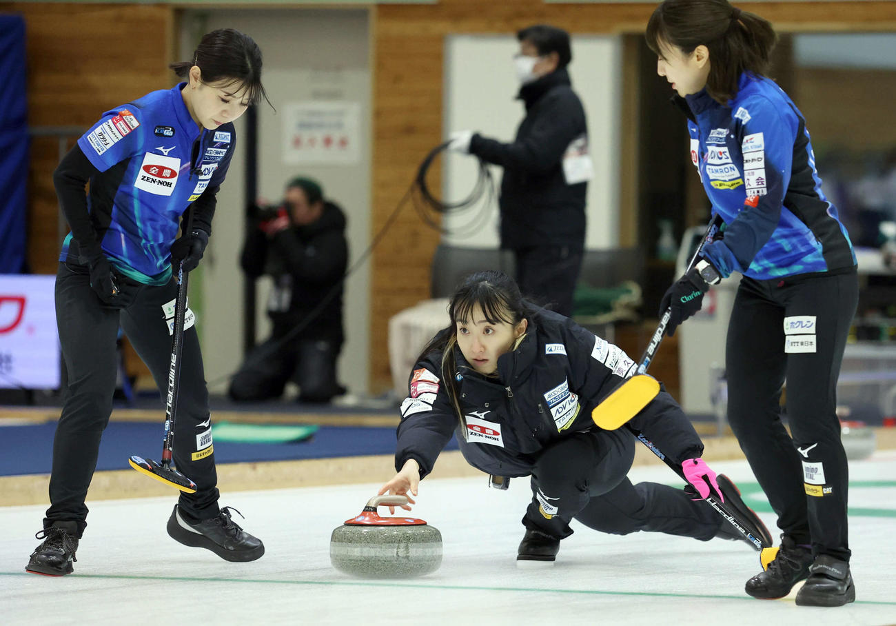 ロコ・ソラーレ対北海道銀行　第3エンド、ショットを放つロコ・ソラーレの藤沢（撮影・佐藤翔太）