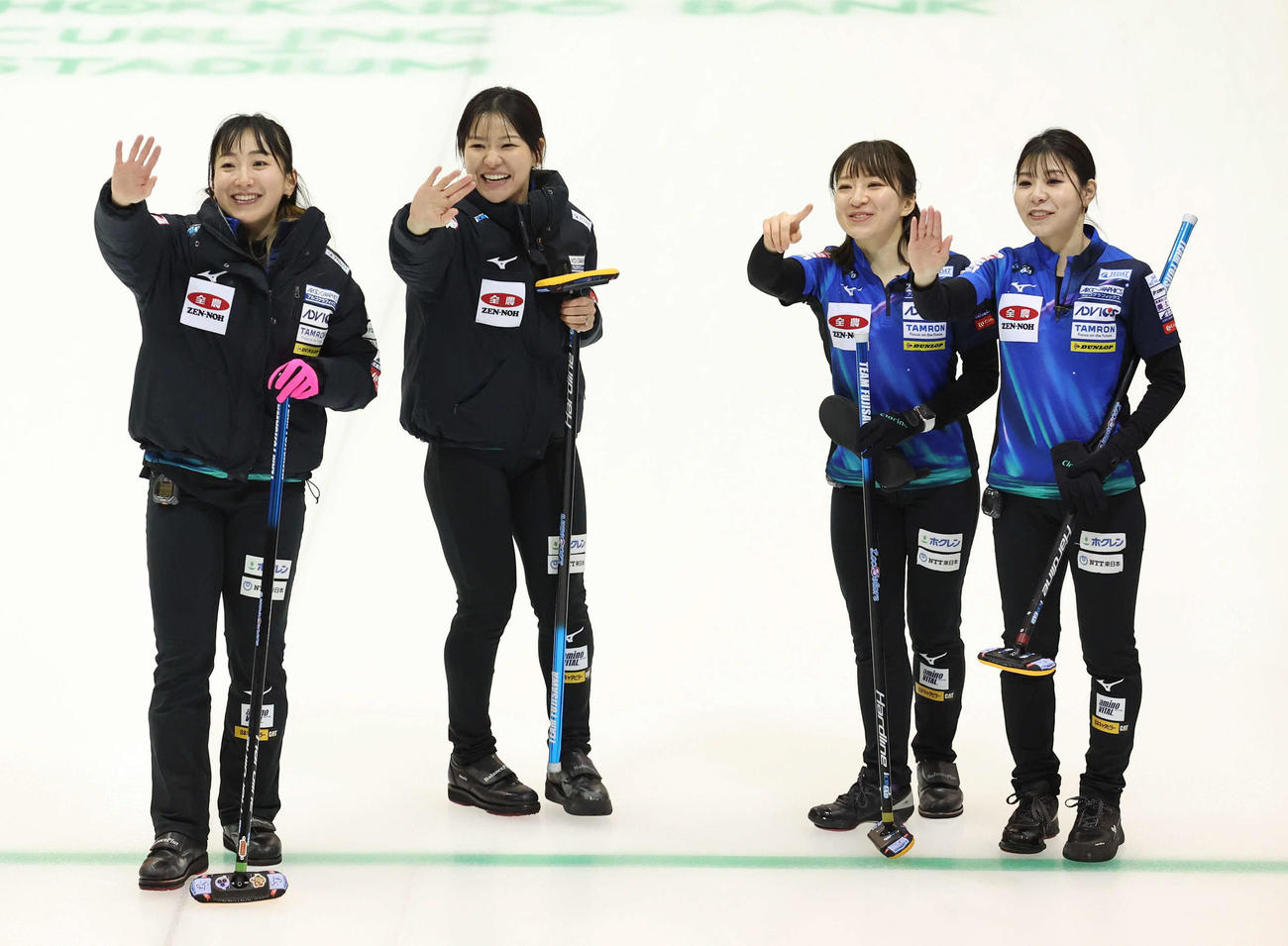 ロコ・ソラーレ対北海道銀行　北海道銀行に勝利し笑顔で手を振るロコ・ソラーレの、左から藤沢、吉田知、鈴木、吉田夕（撮影・佐藤翔太）