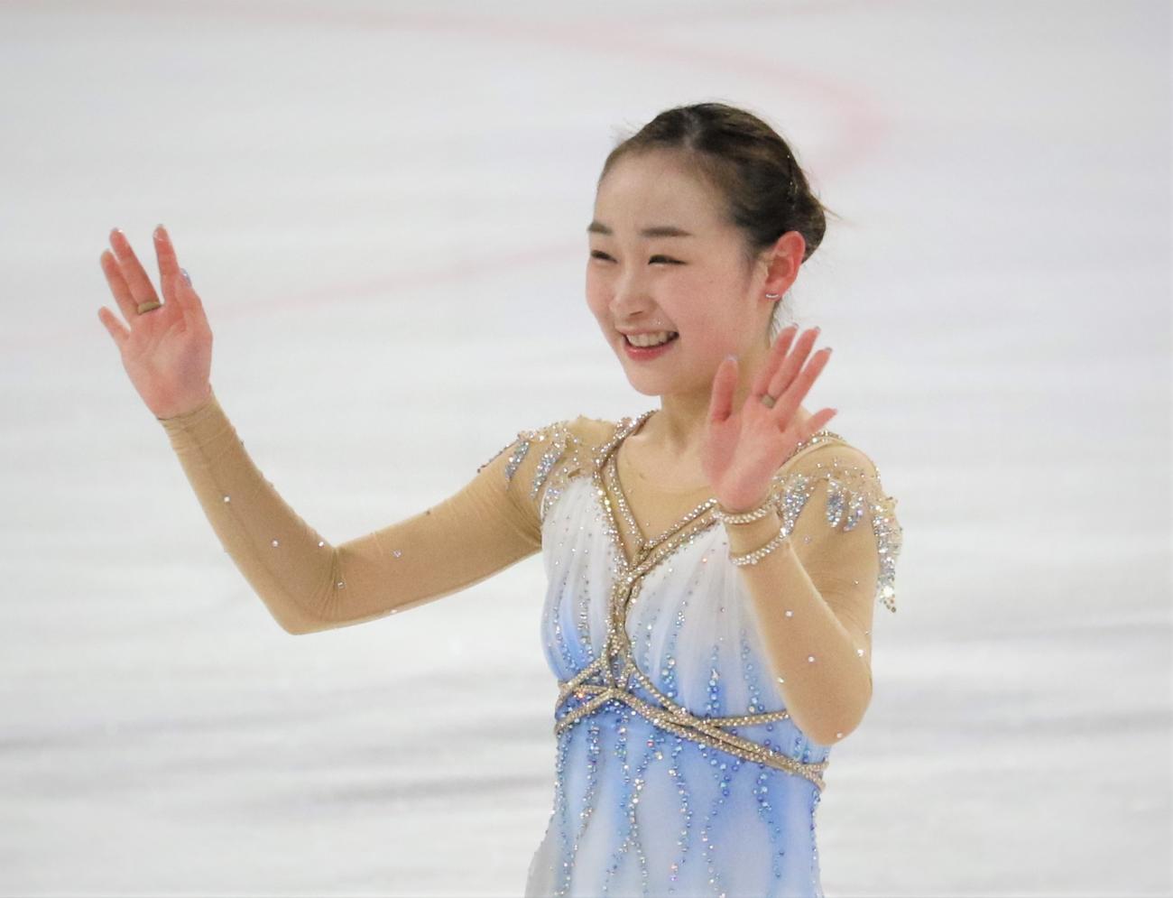 国民スポーツ大会冬季大会　成年女子フリーを終えて観客に手を振る松生（撮影・藤塚大輔）