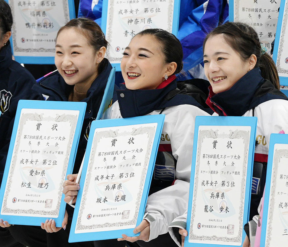 フィギュア成年女子で優勝し笑顔を見せる坂本花織（中央＝共同）