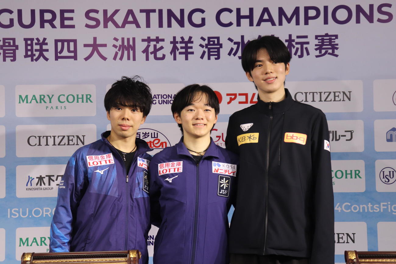 会見に出席した3人。左から佐藤駿、鍵山優真、チャ・ジュンファン（撮影・竹本穂乃加）