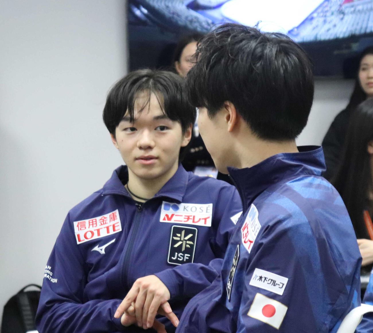 会見前、談笑する2人。左から鍵山優真、佐藤駿（撮影・竹本穂乃加）＝2024年2月1日、中国・上海