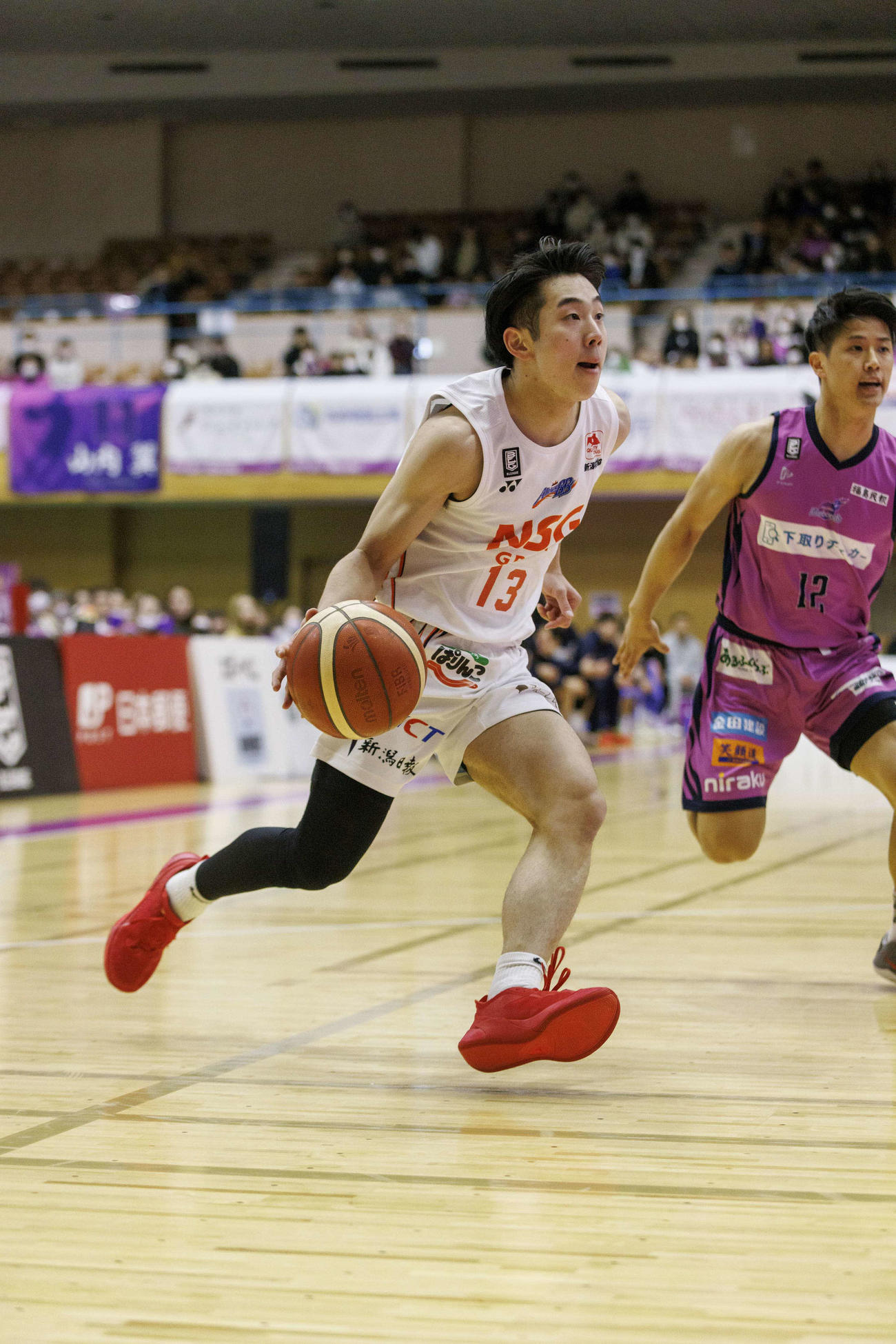 ドリブルを仕掛ける新潟永野（C）B．LEAGUE