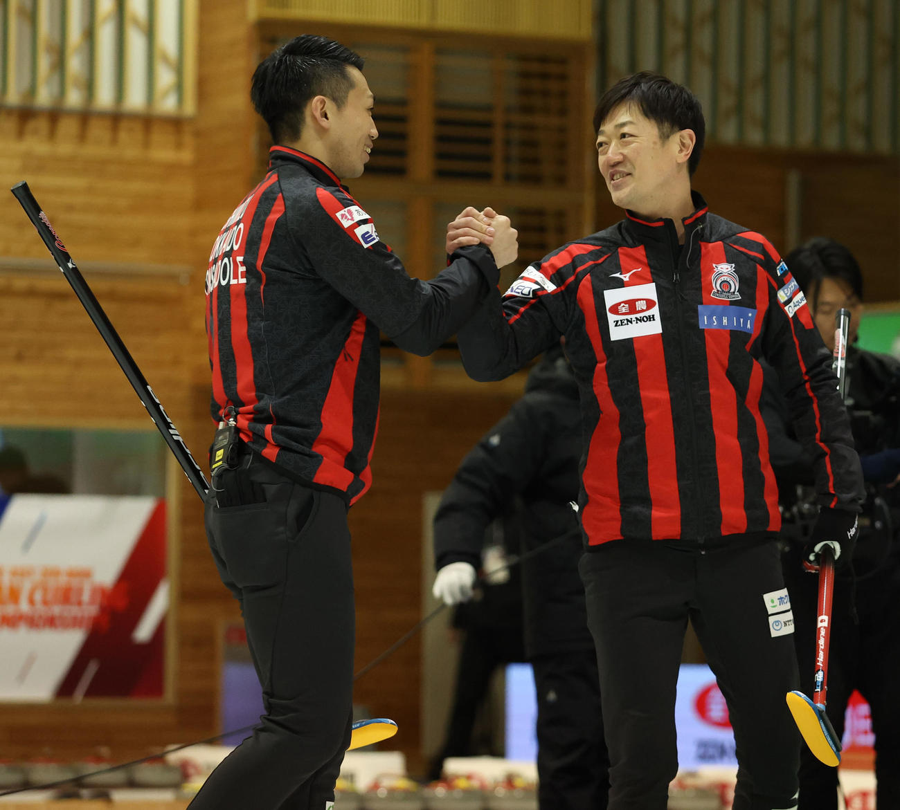 北見協会対コンサドーレ　北見協会に勝利し喜び合うコンサドーレの清水（左）と阿部（撮影・佐藤翔太）