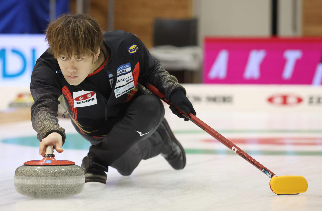 ロコ・ソラーレ対SC軽井沢クラブジュニア　第1エンド、ショットを放つロコ・ソラーレの上川（撮影・佐藤翔太）