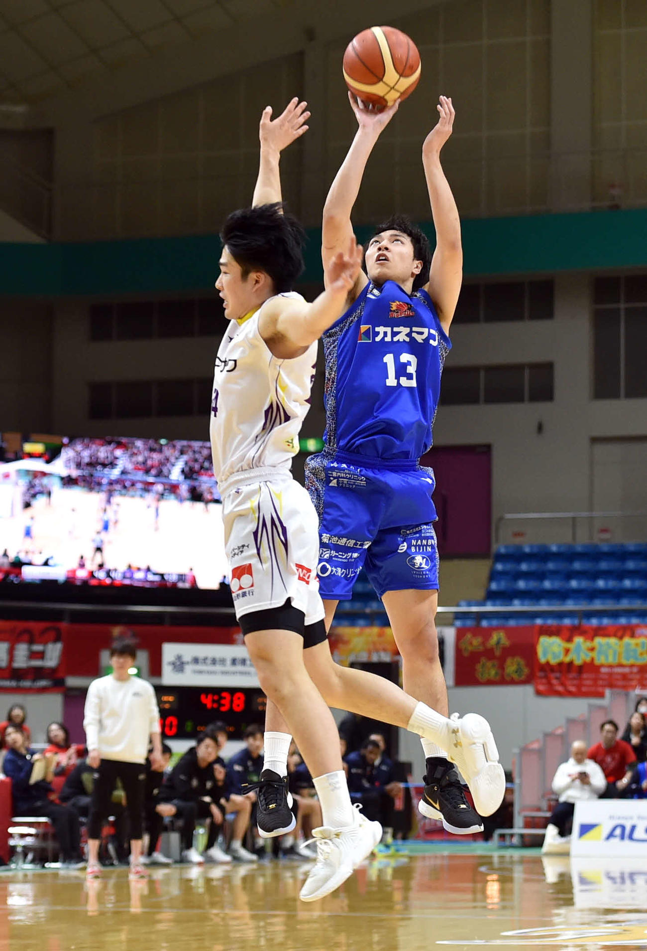 第3Q、シュートを打つ岩手蒔苗