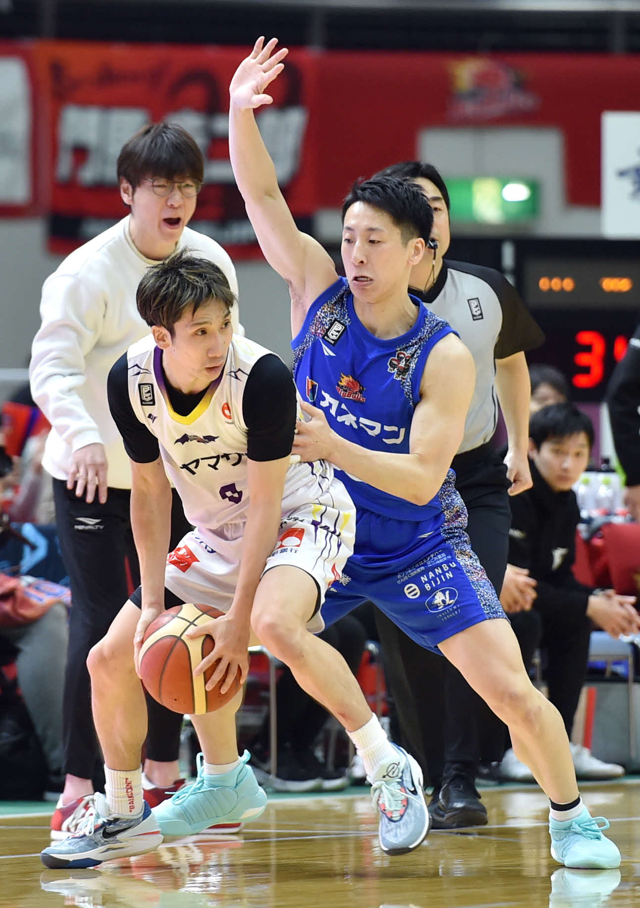 第3Q、山形村上（左）にプレッシャーをかける岩手横川。後方は鈴木HC