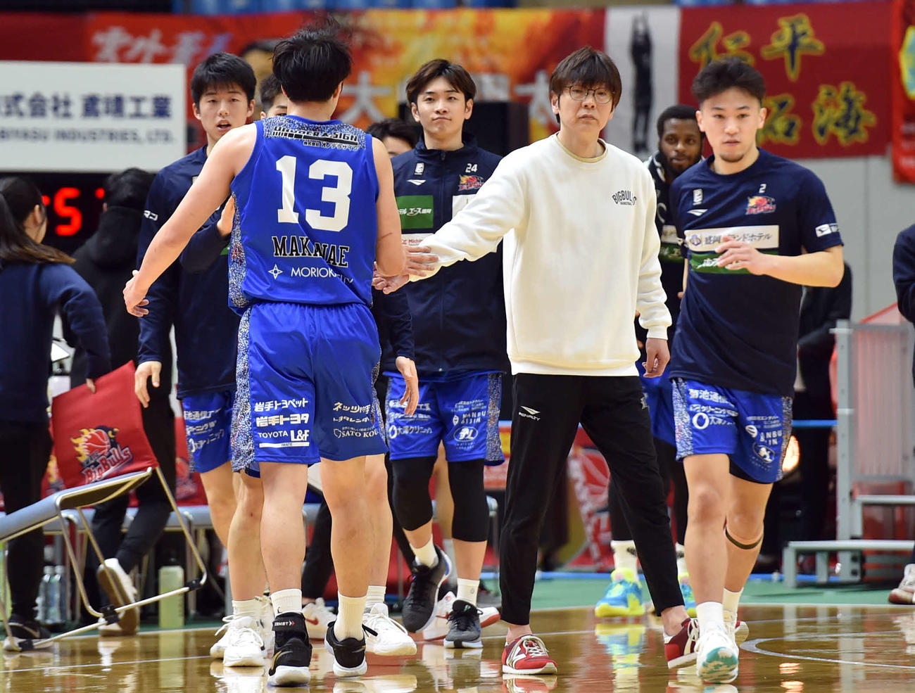第3Q、岩手鈴木HC（右から2人目）とハイタッチする蒔苗