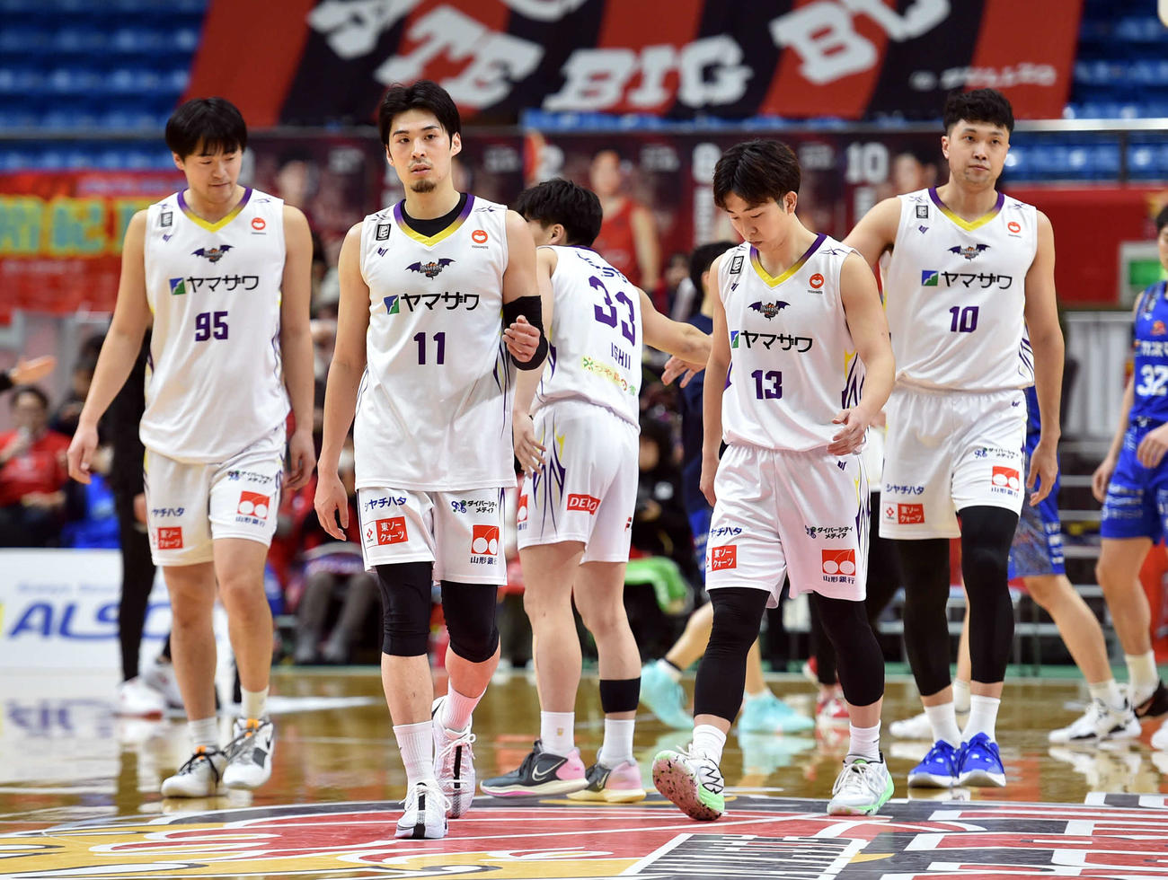 4連敗を喫し、悔しげな表情でベンチに引き揚げる山形白戸（左から2人目）ら