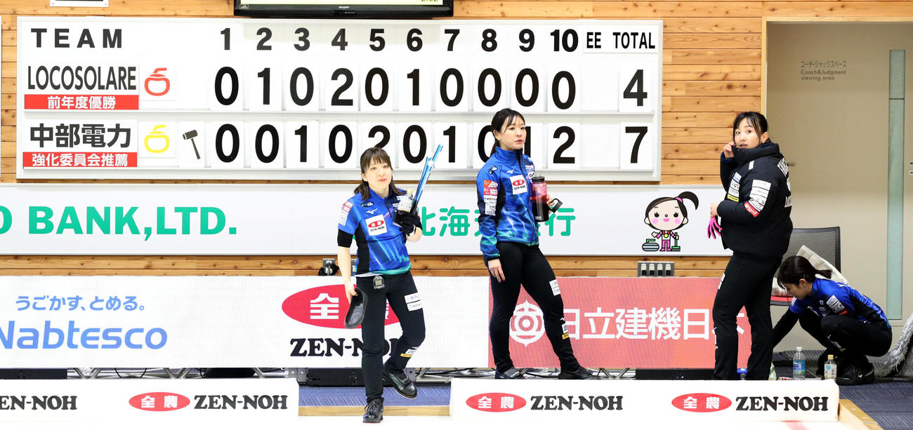 ロコ・ソラーレ対中部電力　中部電力に敗れ肩を落とすロコ・ソラーレの選手たち。左から鈴木、吉田知、藤沢、吉田夕（撮影・佐藤翔太）