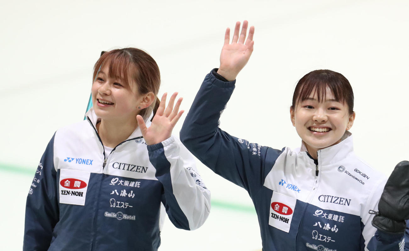 ロコ・ソラーレS対SC軽井沢クラブ　笑顔で引き揚げるSC軽井沢クラブの上野結（左）と上野美（撮影・佐藤翔太）