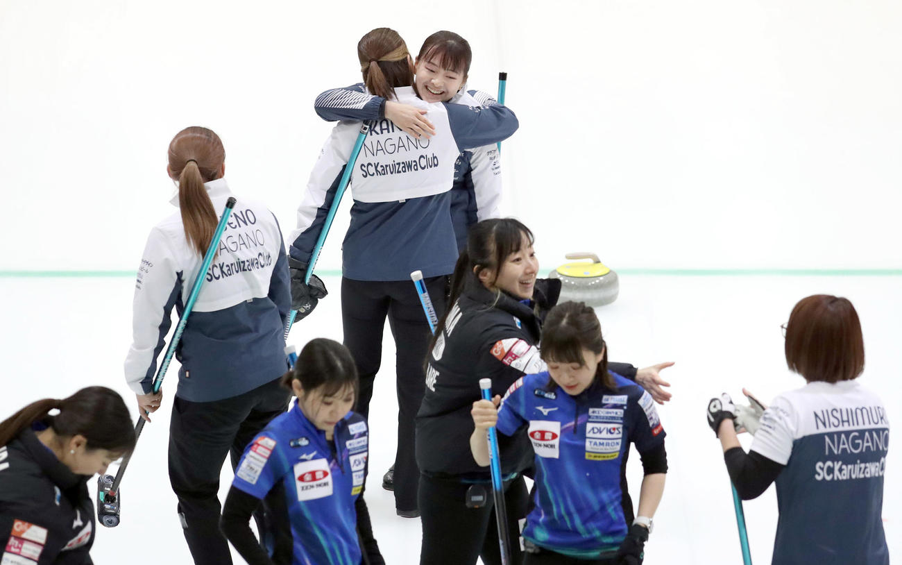 SC軽井沢クラブ対ロコ・ソラーレ　第10エンド、ロコ・ソラーレに勝利し、抱き合って喜ぶSC軽井沢クラブの上野美（中央後方）と金井（撮影・佐藤翔太）