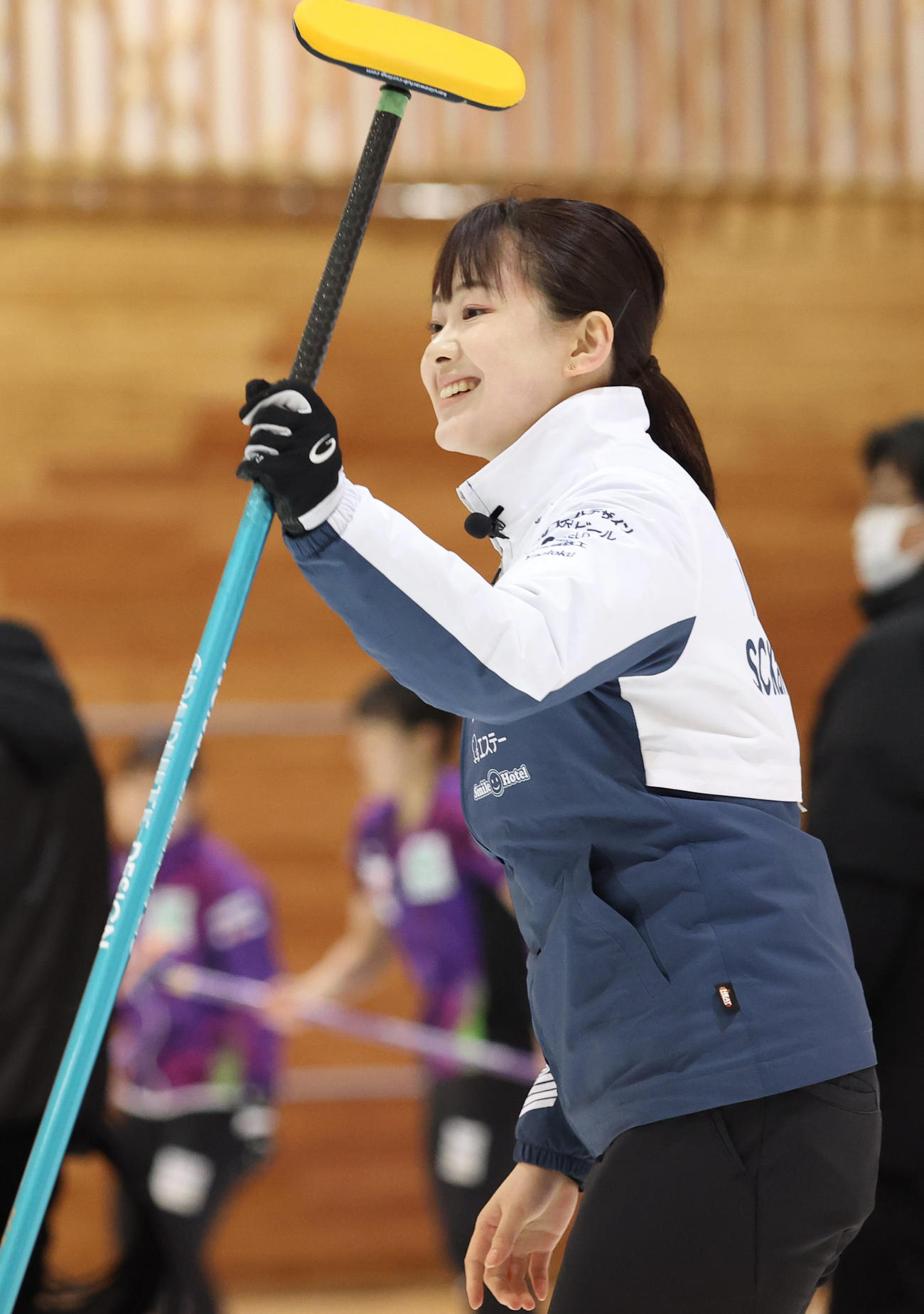 SC軽井沢クラブ対ロコ・ソラーレ　第2エンド、笑顔を見せるSC軽井沢クラブの上野美（撮影・佐藤翔太）