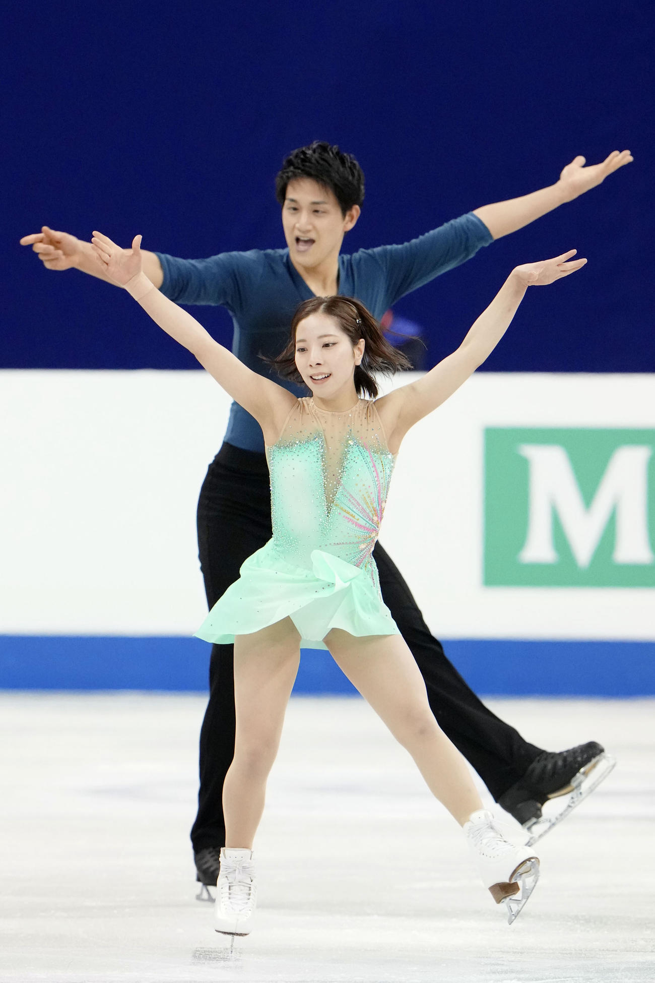 ペアSP　演技する三浦璃来（手前）、木原龍一組（共同）