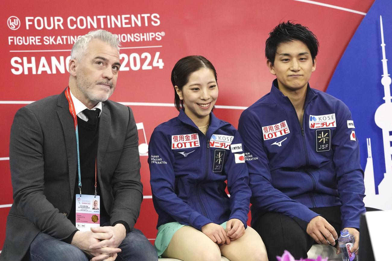 ペアSPの演技を終え、キス・アンド・クライで笑顔を見せる三浦璃来（中央）、木原龍一（右）組（共同）