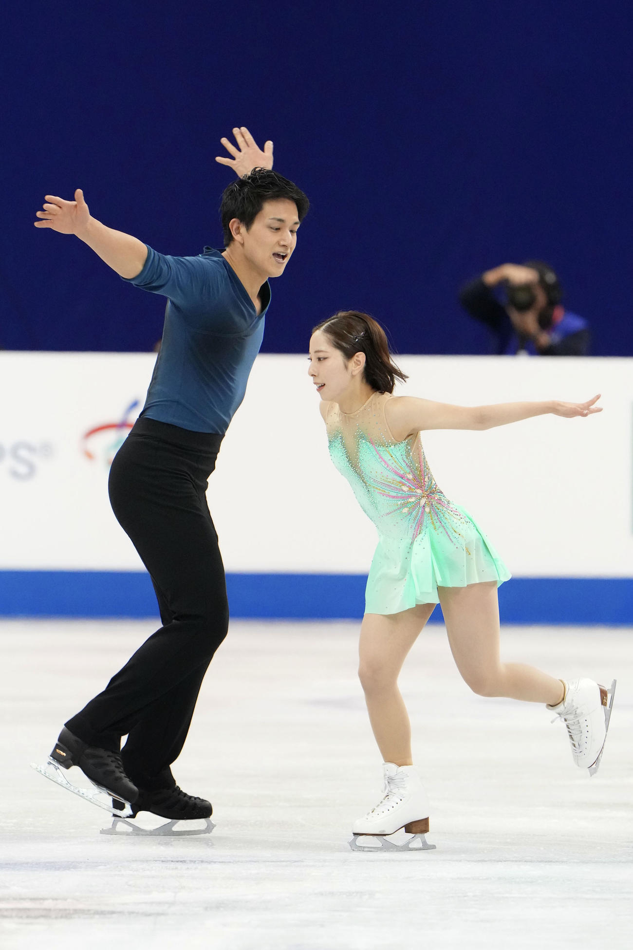 ペアSPで演技する三浦璃来（右）、木原龍一組（共同）