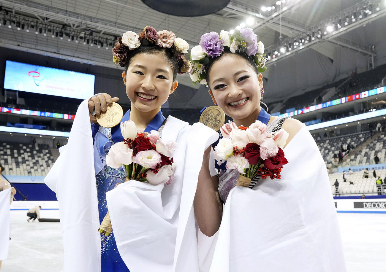 メダルを手に笑顔で撮影に応じる、女子で優勝した千葉百音（左）と3位の渡辺倫果（共同）