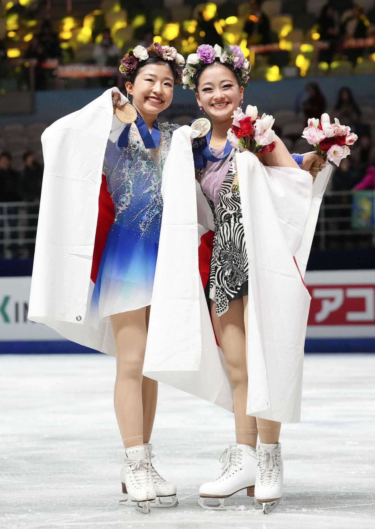 メダルを手に笑顔を見せる、女子で優勝した千葉百音（左）と3位の渡辺倫果（共同）