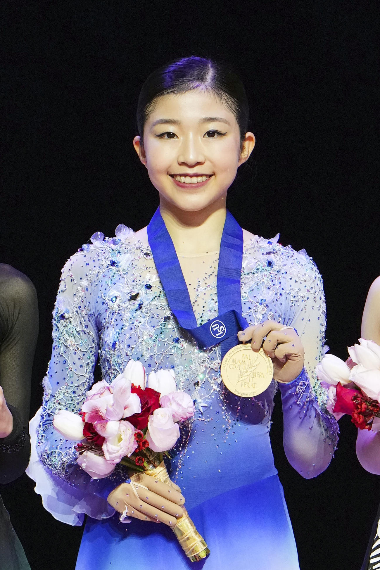 女子で優勝し、メダルを手に笑顔を見せる千葉百音（共同）