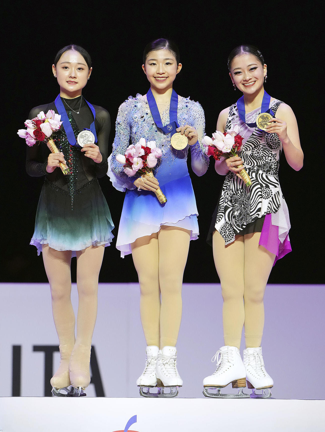 女子の表彰式で、メダルを手に笑顔を見せる優勝した千葉百音（中央）と3位の渡辺倫果（右）（共同）