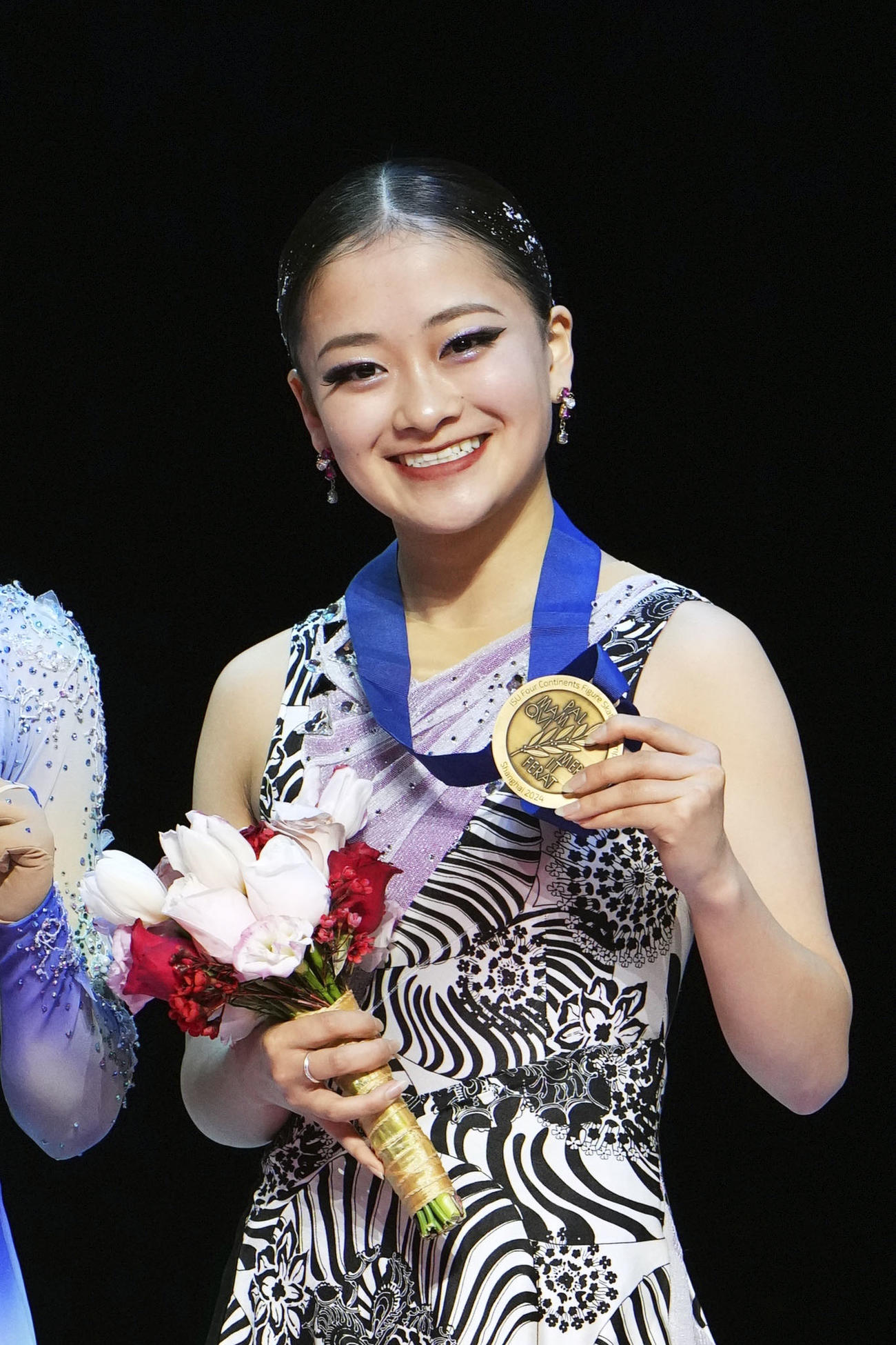 女子で3位に入り、メダルを手に笑顔を見せる渡辺倫果（共同）