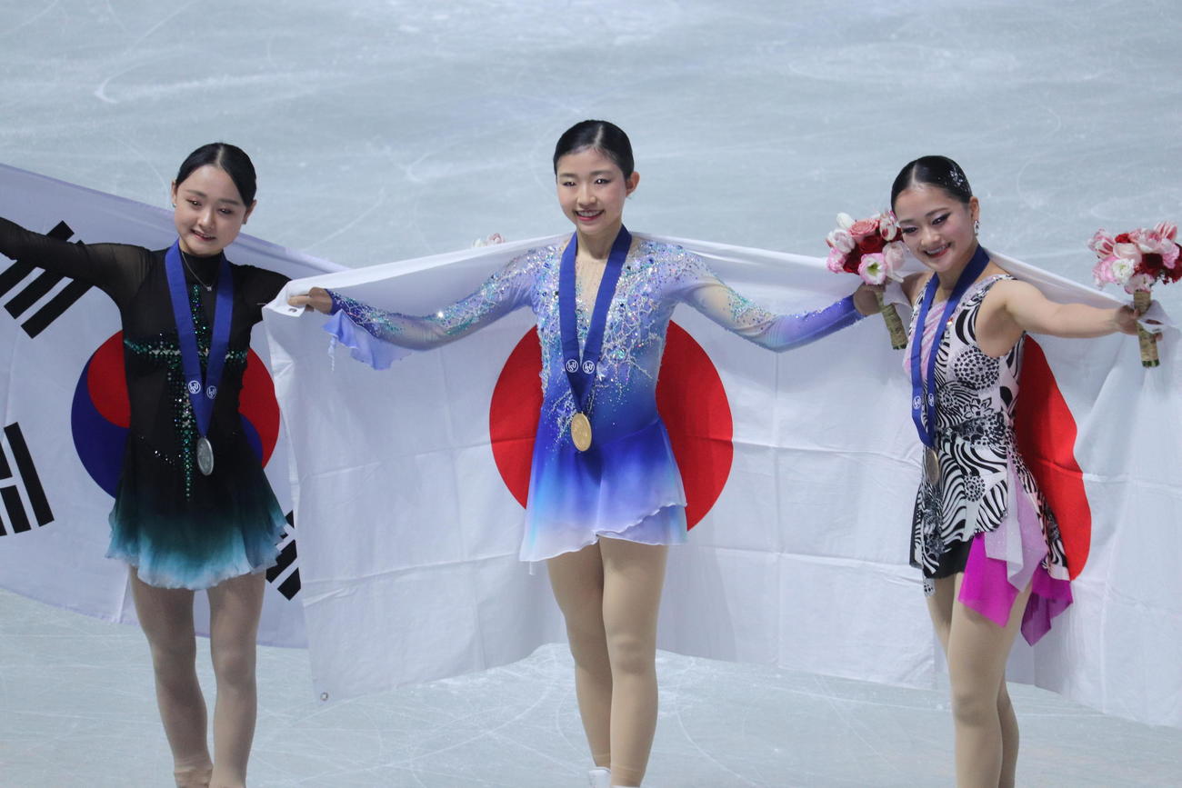 表彰式に出席した左から金彩妍、千葉百音、渡辺倫果（撮影・竹本穂乃加）