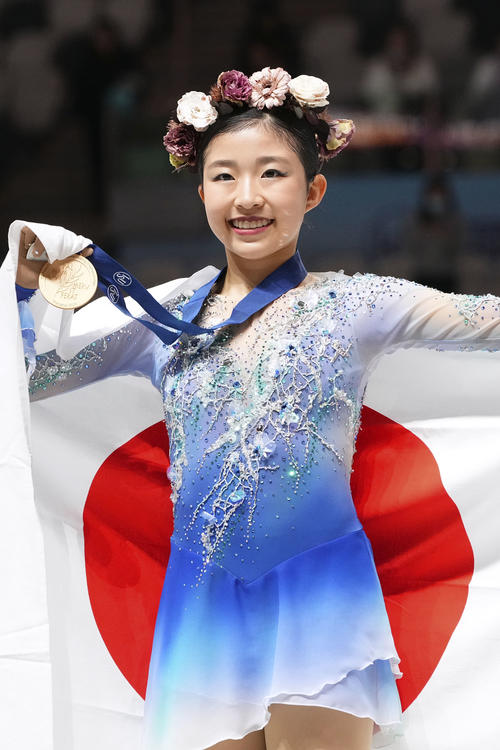 女子で優勝し、メダルを手に笑顔を見せる千葉百音(共同)