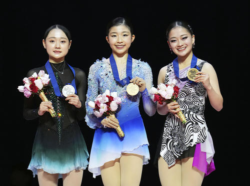 女子の表彰式で、メダルを手に笑顔を見せる優勝した千葉百音(中央)と3位の渡辺倫果(右)(共同)