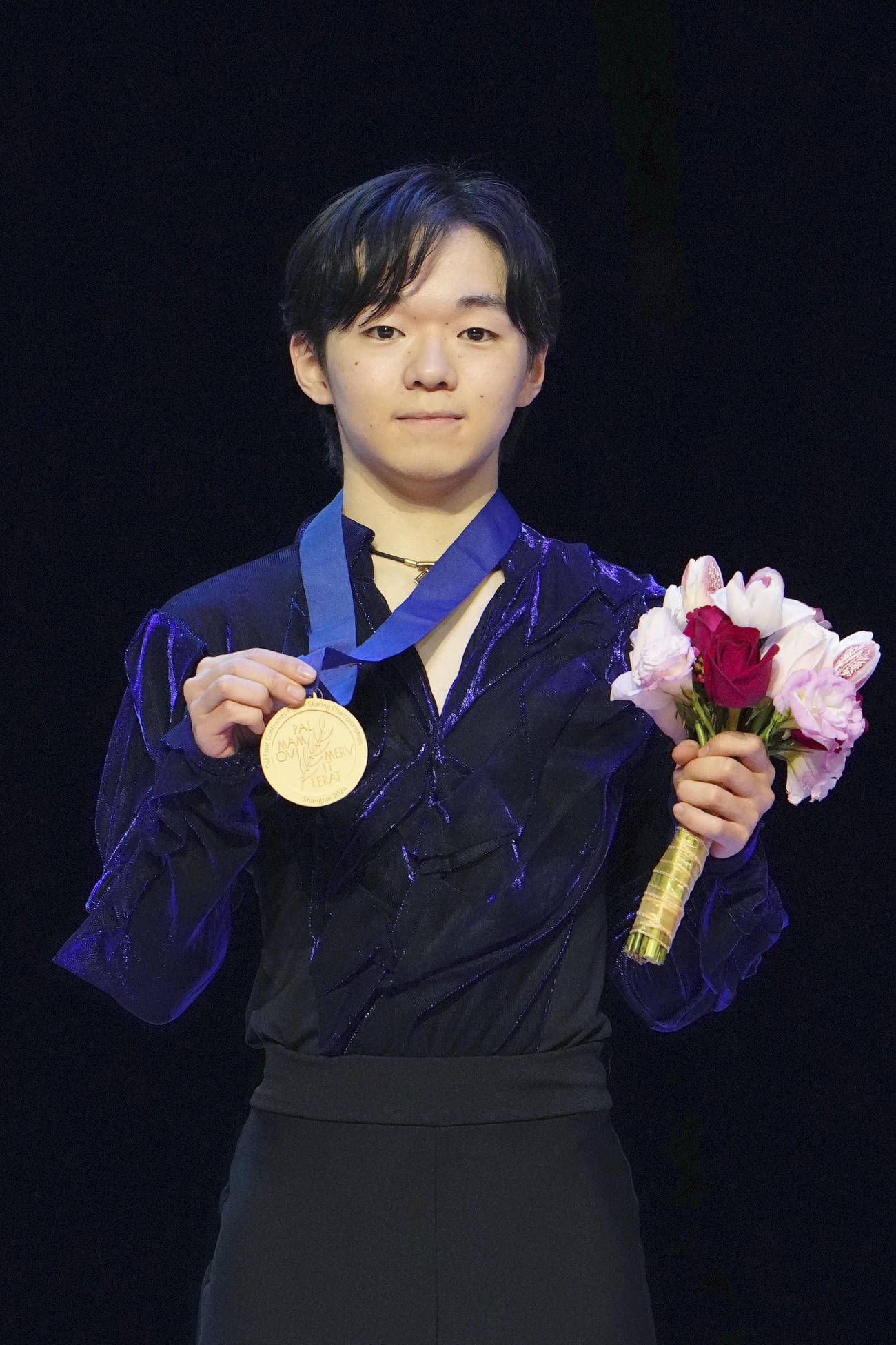 男子で優勝しメダルを手にする鍵山優真（共同）
