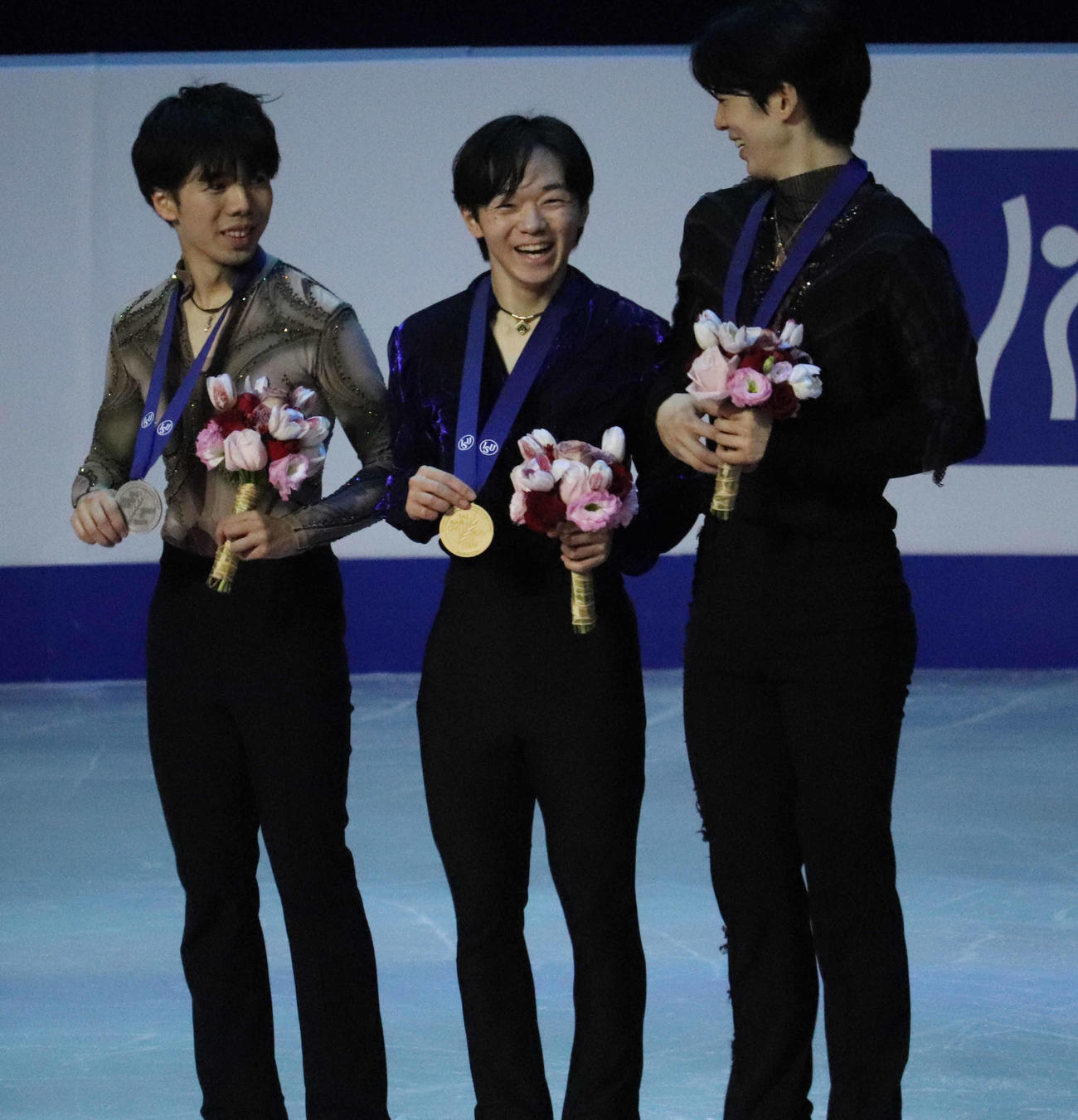 優勝した鍵山優真（中央）と2位の佐藤駿（左）、3位のチャ・ジュンファン（右）（撮影・竹本穂乃加）