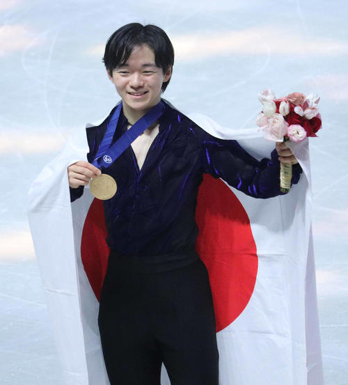 優勝し、メダルを手に笑顔を見せる鍵山（撮影・竹本穂乃加）