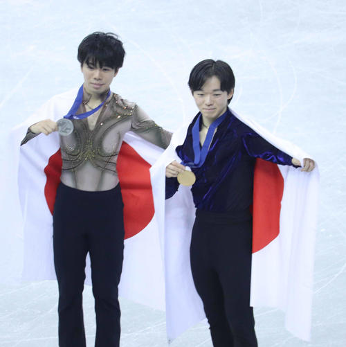 優勝した鍵山優真（右）と2位の佐藤駿（左）（撮影・竹本穂乃加）
