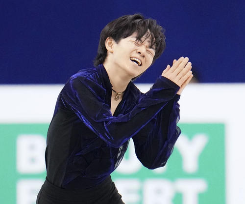 男子フリーの演技を終え、ホッとした表情で手を合わせる鍵山（共同）