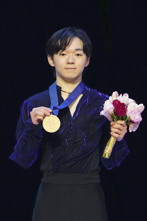 男子で優勝しメダルを手にする鍵山優真（共同）