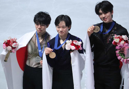 優勝した鍵山優真（中央）と2位の佐藤駿（左）、3位のチャ・ジュンファン（右）（撮影・竹本穂乃加）