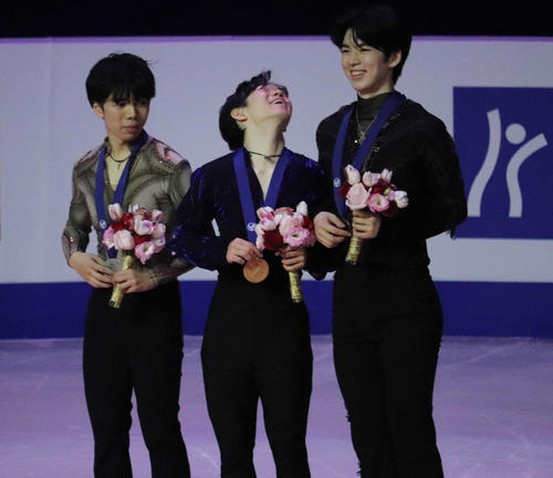 優勝した鍵山優真（中央）と2位の佐藤駿（左）、3位のチャ・ジュンファン（右）（撮影・竹本穂乃加）
