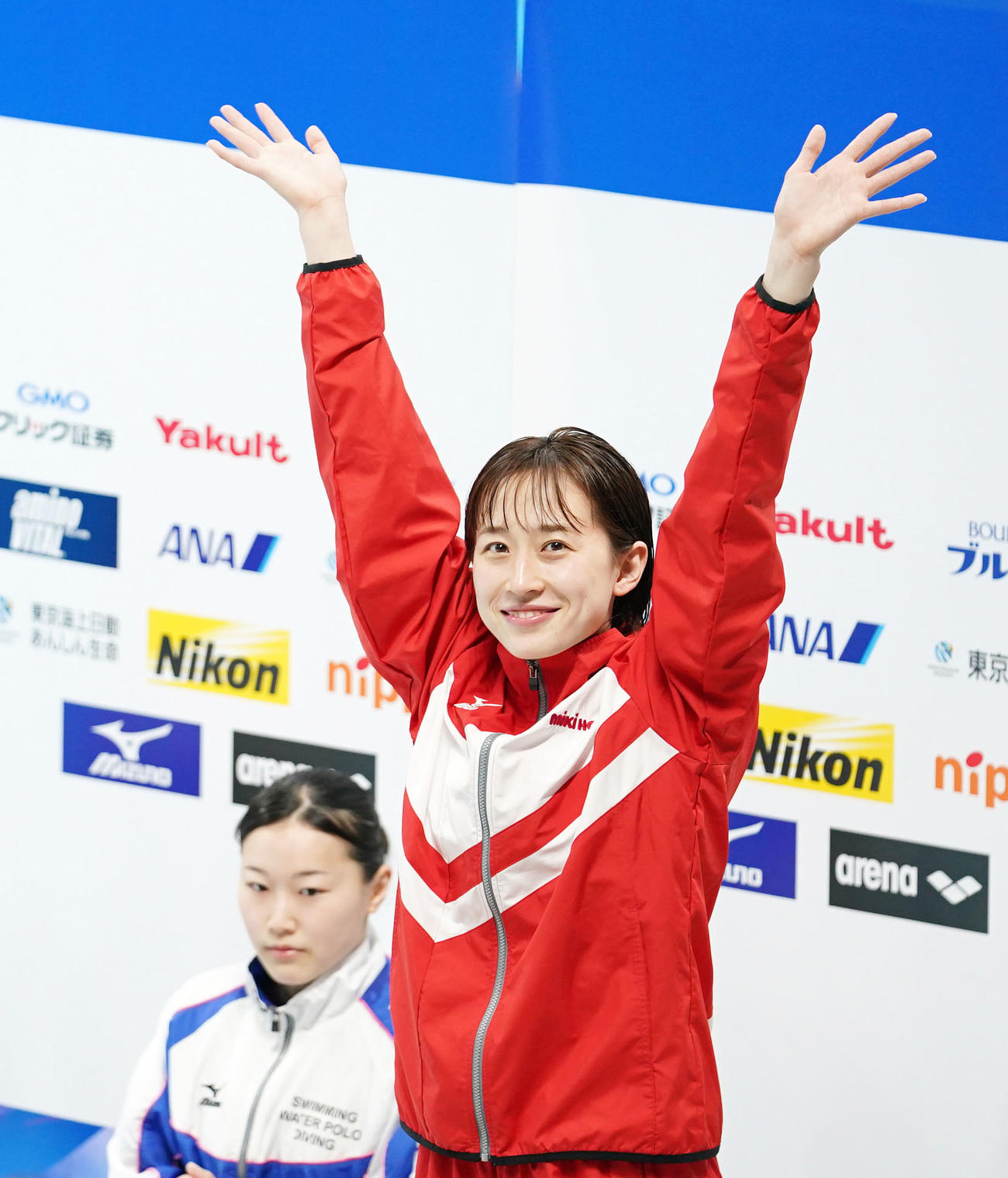 翼ジャパン・カップ　女子3メートル板飛び込み決勝で3位になり声援に応える馬淵優佳＝2023年4月8日撮影