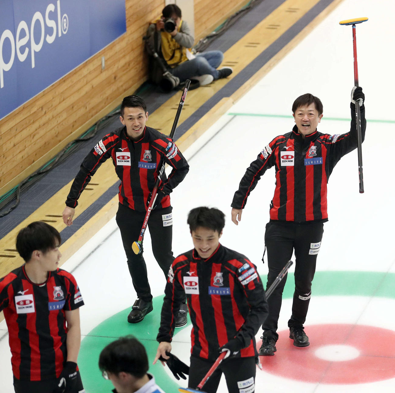 コンサドーレ対TM軽井沢　TM軽井沢に勝利し笑顔で引き揚げるコンサドーレの選手たち。左から大内、清水、敦賀爽、阿部（撮影・佐藤翔太）
