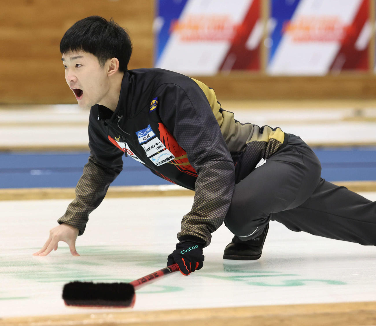SC軽井沢クラブ対ロコ・ソラーレ　第5エンド、指示をするロコ・ソラーレの前田拓海（撮影・佐藤翔太）