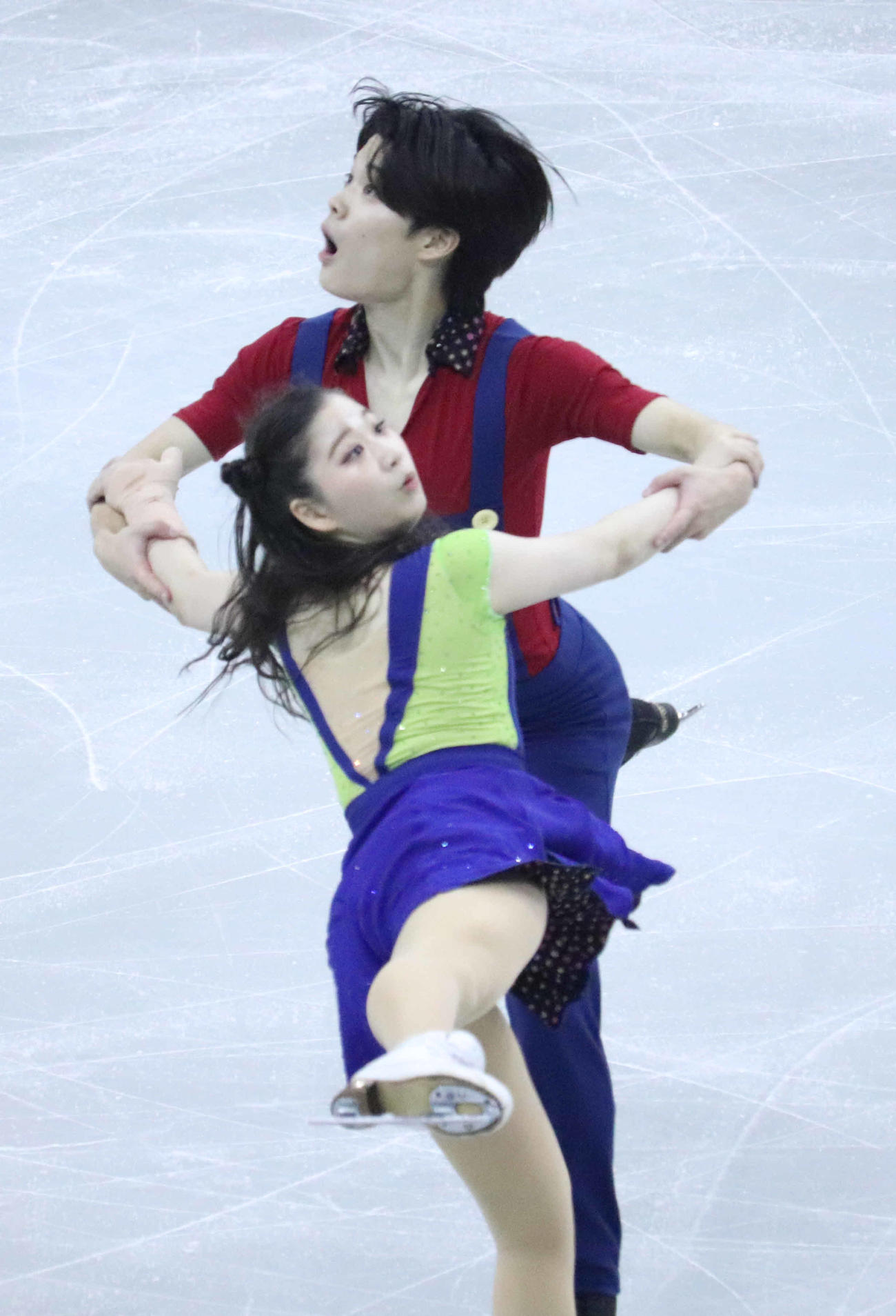 リズムダンスに臨んだ田中梓沙、西山真瑚組（撮影・竹本穂乃加）