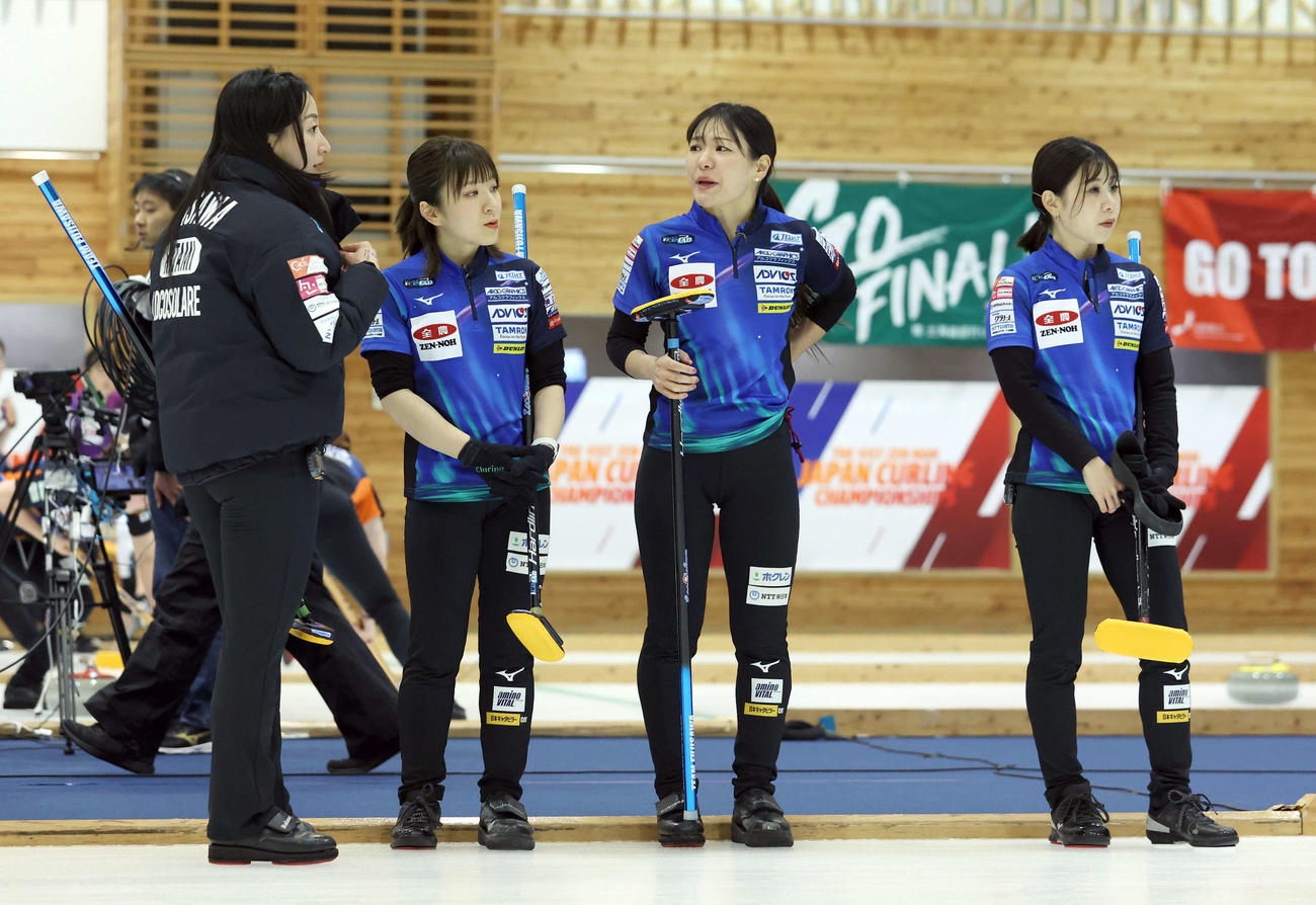 フォルティウス対ロコ・ソラーレ　第4エンド終了後、話し合うロコ・ソラーレの選手たち。左から藤沢、鈴木、吉田知、吉田夕（撮影・佐藤翔太）