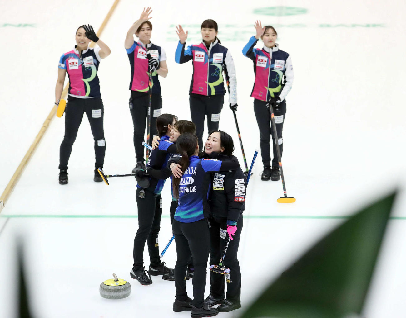 フォルティウス対ロコ・ソラーレ　フォルティウスに勝利し喜び合うロコ・ソラーレの選手たち。左から吉田夕、鈴木、吉田知、藤沢（撮影・佐藤翔太）
