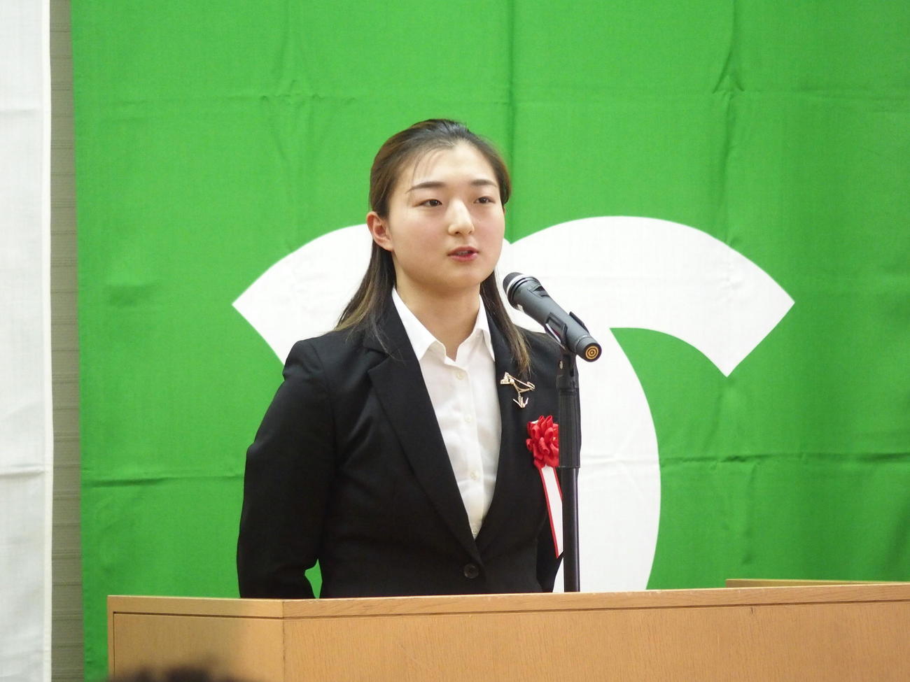 神戸市スポーツ表彰の表彰式であいさつする坂本花織（撮影・永田淳）