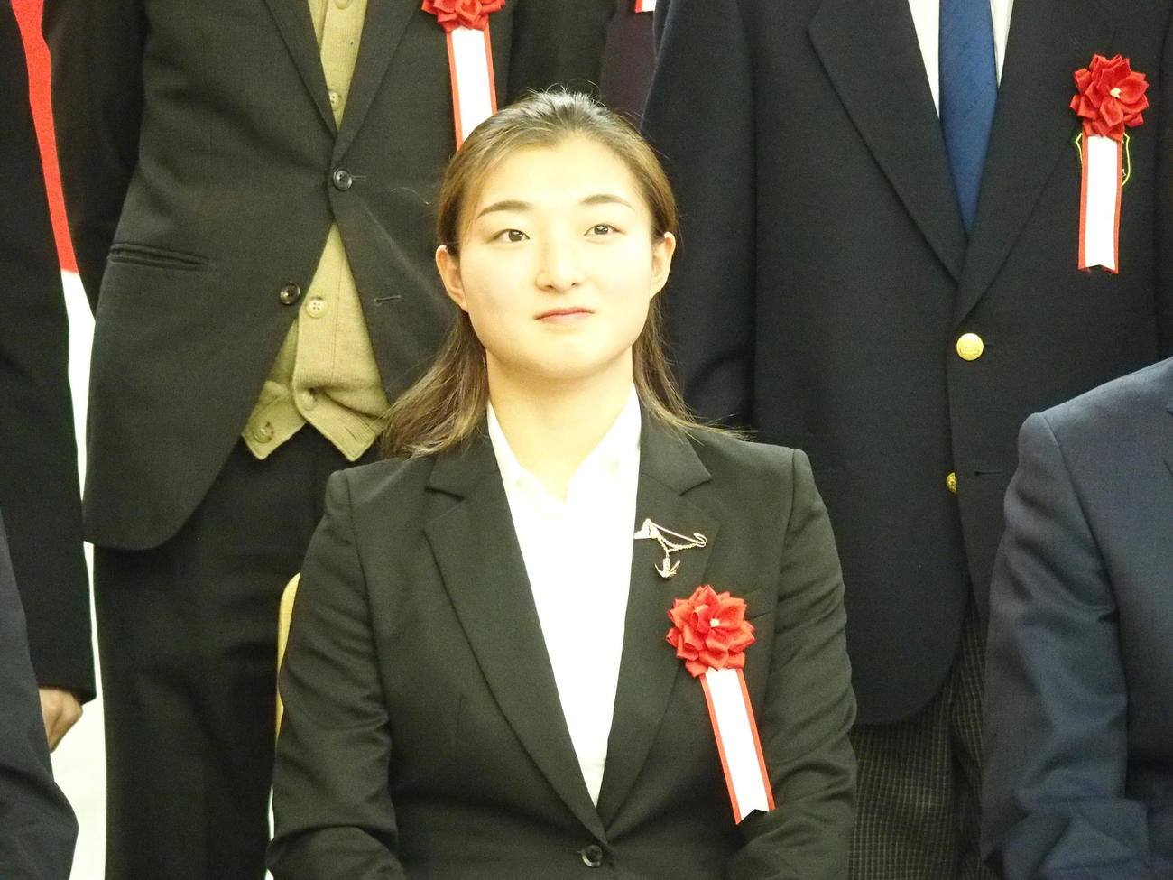 神戸市スポーツ表彰の表彰式で写真に収まる坂本花織（撮影・永田淳）