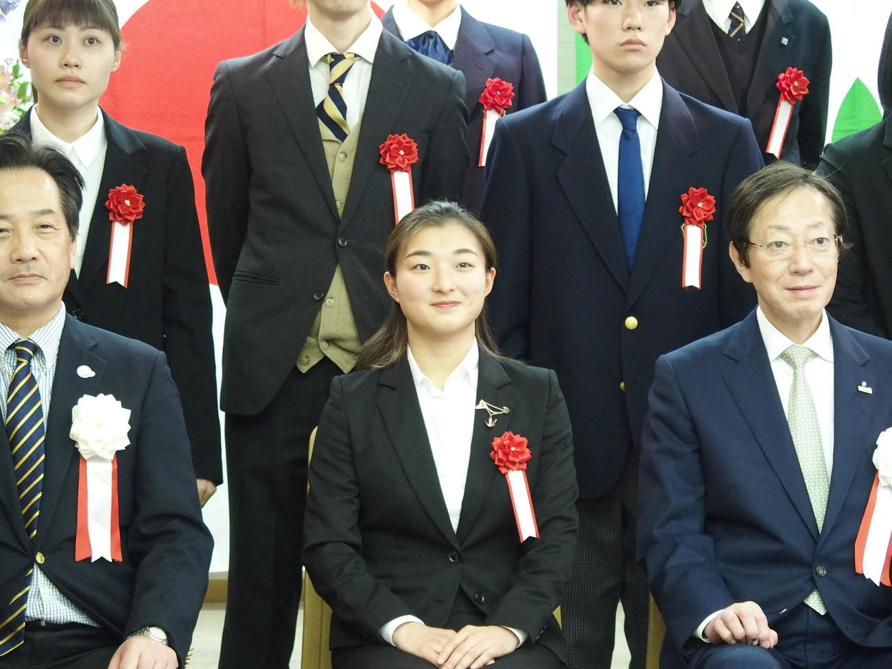 神戸市スポーツ表彰の表彰式で久元市長（前列右）らと写真に収まる坂本花織（撮影・永田淳）