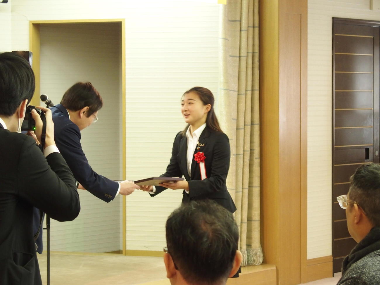 神戸市スポーツ表彰の表彰式で久元市長から記念盾を受け取る坂本花織（撮影・永田淳）