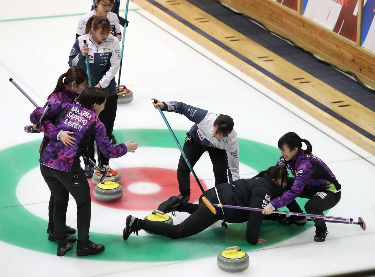SC軽井沢クラブ対北海道銀行　SC軽井沢クラブに勝利し喜ぶあまりストーンにつまづいてしまう北海道銀行の仁平（中央）（撮影・佐藤翔太）
