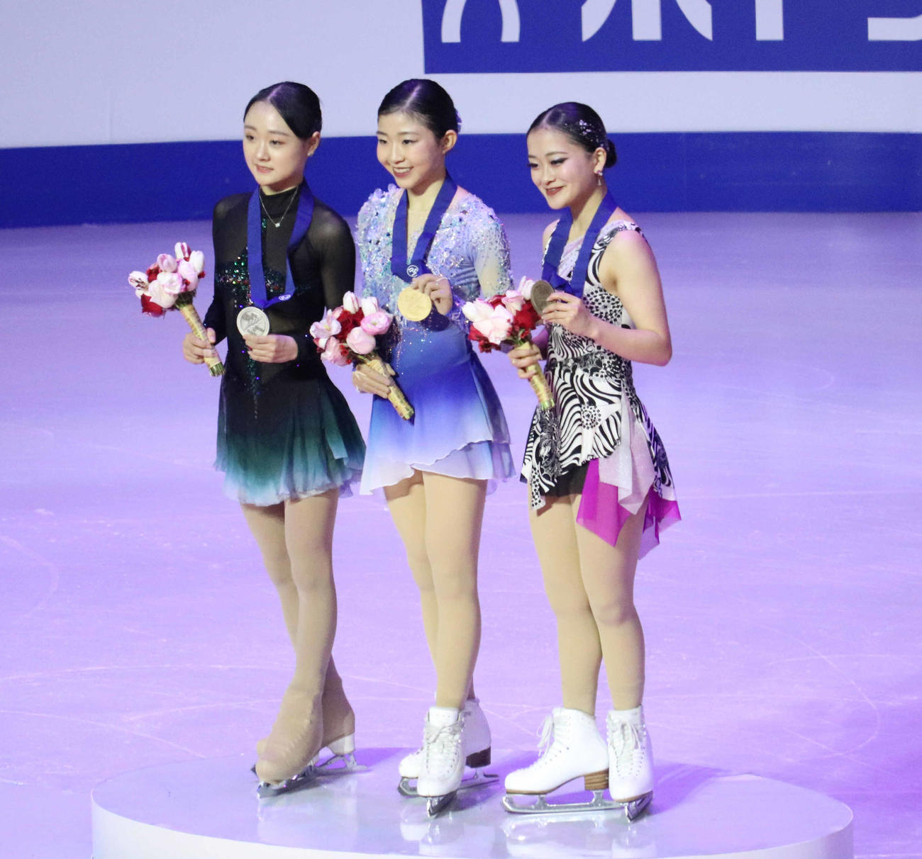 表彰式で笑顔を見せる、左から2位のキム・チェヨン、優勝した千葉、3位の渡辺（撮影・竹本穂乃加）
