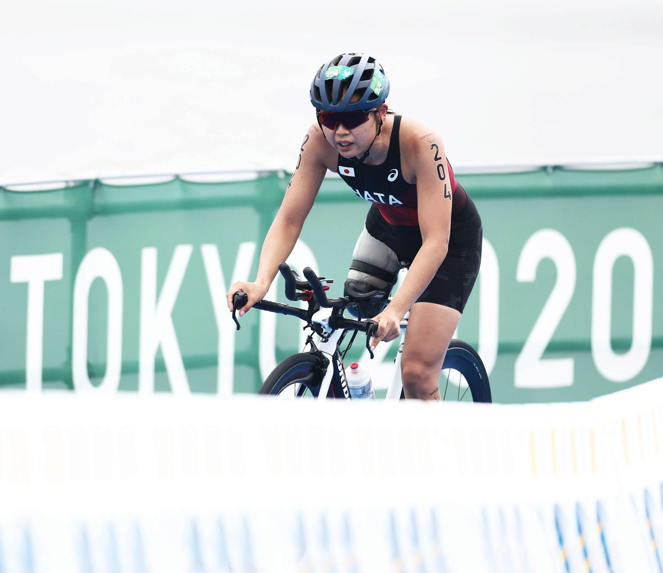 21年8月、東京2020パラリンピック　トライアスロン女子（運動機能障害PTS2）　バイクで力走する秦